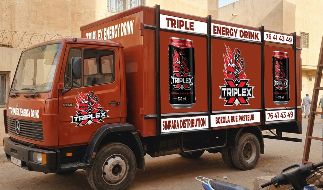 Camion de livraison Triplex aux couleurs de la marque.