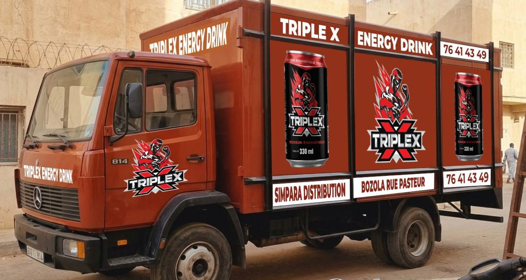 Camion de livraison Triplex photographié de face et de côté.