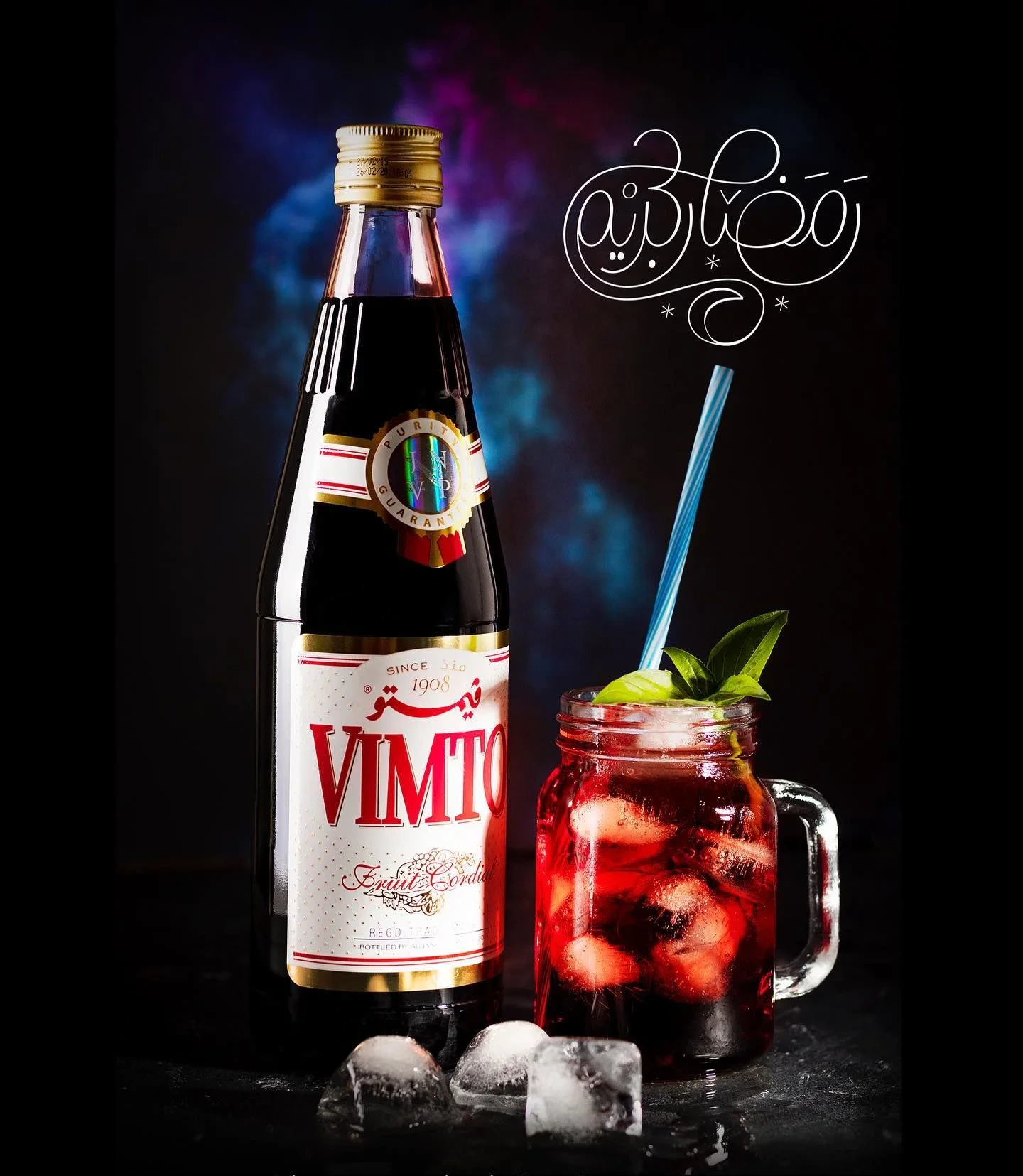 Bouteille en verre de sirop Vimto et verre servi avec des glaçons.