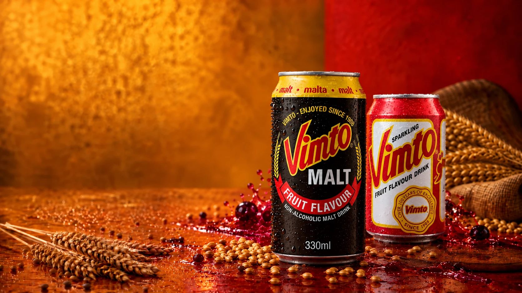 Canettes Vimto Sparkling et Vimto Malt 330 ml, entourées de céréales d’orge dans un décor ambré.